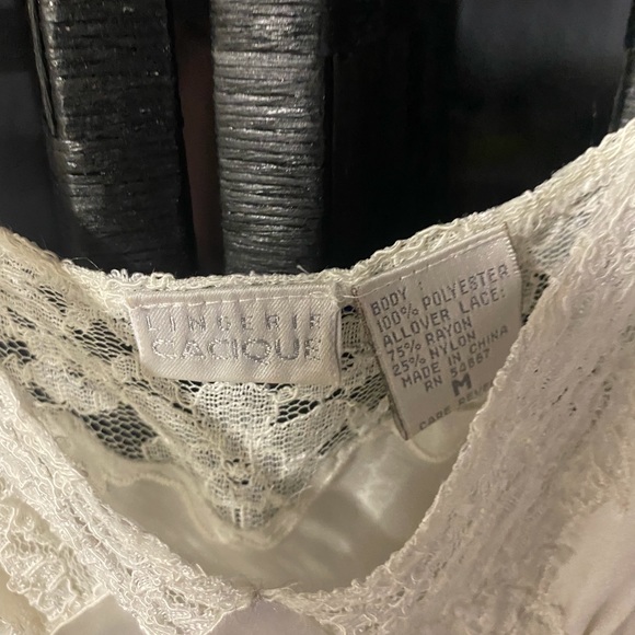 Lingerie CAIQUE full length 100% polyester white laced nightgown. - Picture 4 of 5